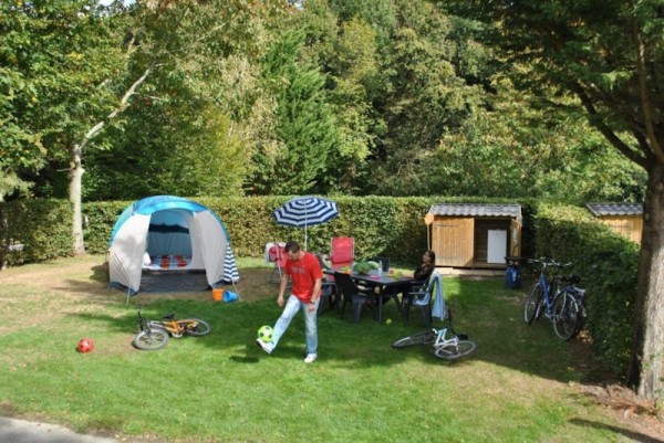 CAMPING PITCHES with GARDEN PACK 2/6 Ppl. - Camping Le Paradis