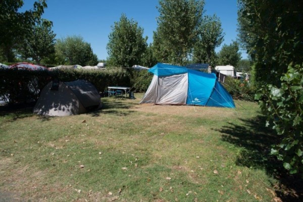 Pitch + 10A electricity + car + tent / caravan or motor home 2 Ppl. - Camping Le Bois Joly
