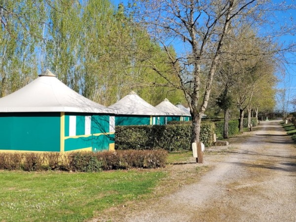 Canvas bungalow Furnished Standard 25 m² (2 bedrooms) without private facilities (5 to 10 years old) 5 Ppl. - Camping du Lac de Bonnefon