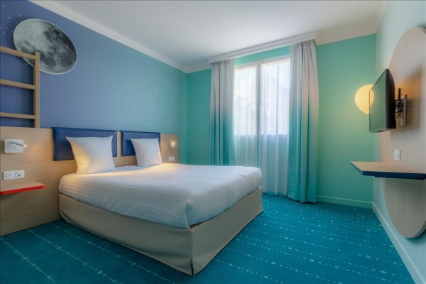 Double standard - Grand Magic Hotel