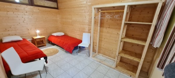 Chambre n° 401-2/ Hébergement pour 1 nuit réservé aux randonneurs  avec 2 lits de 90 de 15h/10h 1/2 Pers. - Camping Pré Rolland