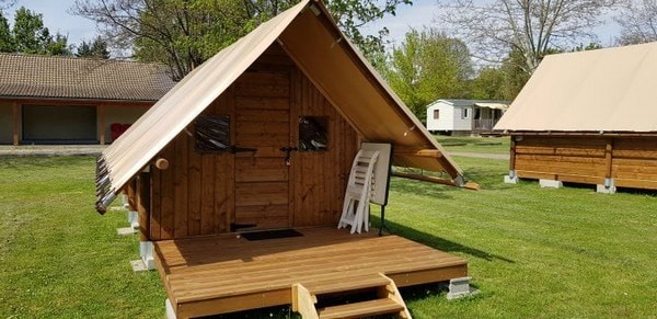 Tente 2 places bois et toile (2 lits 90 draps obligatoires), coin cuisine, électricité, sans sanitaires. 1/2 Pers. - Camping Pré Rolland