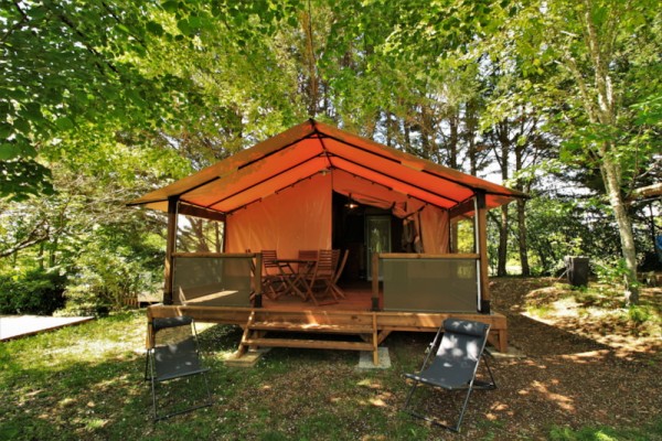 Tente Lodge Victoria 30 m² avec salle de bain - terrasse couverte 5 Pers. - Camping AU P'TIT BONHEUR