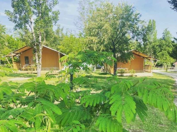Taiga Lodge / 2 rooms / with sanitary facilities - terrace on stilts 1/4 Ppl. - Camping Quercy Vacances ****