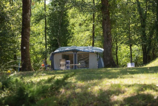 Forfait : Emplacement + 1 voiture + tente/caravane/camping car 1/6 Pers. - Camping Les Tourterelles