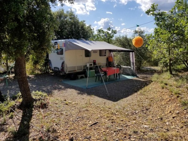 Emplacement POUR CARAVANE / CAMPING-CAR / VAN 1/6 Pers. - Camping naturiste Verdon Provence