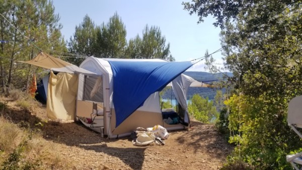 Emplacement pour TENTE avec électricité 2/6 Pers. - Camping naturiste Verdon Provence
