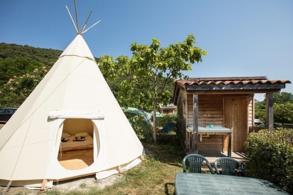 Tipi 2/4 people with bathroom and toilet. 2/4 Ppl. - Camping Les Cerisiers du Jaur