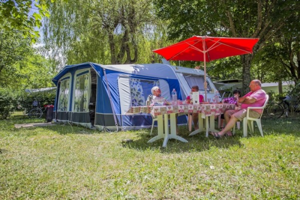 Pitch Comfort (tent, caravan or campervan - electricity 10A - average surface 120m²) 1/6 Ppl. - Camping LES 2 VALLÉES