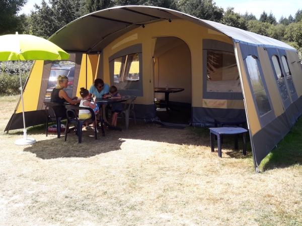 Tunnel tent 44 m2 (4 pers) with awning 1/4 Ppl. - Camping des Alouettes
