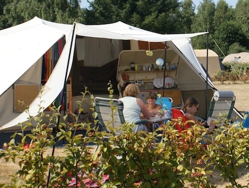 Emplacement 150 m2 + électricité 2 amp. : 1 personne + voiture + tente/caravane ou camping-car 1/6 Ppl. - Camping des Alouettes