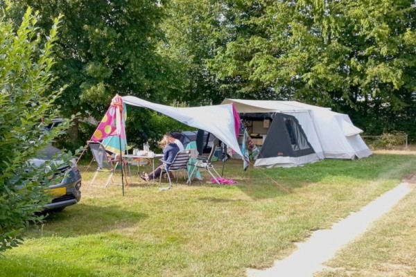 Emplacement 150 m2 + électricité 6 amp. : 1 personne + voiture + tente/caravane ou camping-car 1/6 Ppl. - Camping des Alouettes