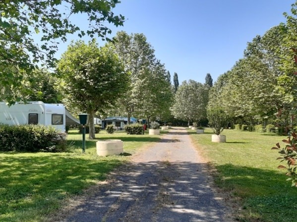 EMPLACEMENT NATURE ( 2 pers. sans éléc + 1 véhicule + 1 Tente ou 1 Caravane ou Camping-car) 2/6 Pers. - Camping de Thoissey - Val de Saône