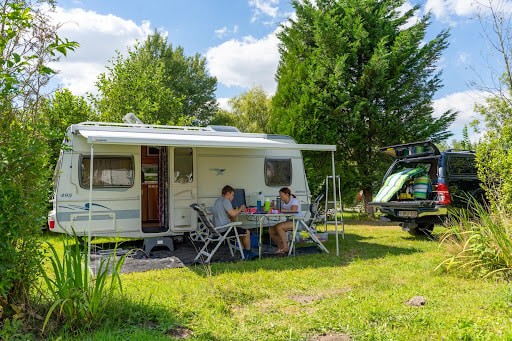 EMPLACEMENT CONFORT (2 pers. + élec. 10 A + 1 Véhicule + 1 Tente ou 1 Caravane ou 1 Camping-car) 2/6 Pers. - Camping de Thoissey - Val de Saône