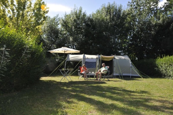 Comfort Package (1 tent, caravan or motorhome / 1 car / electricity 10A) 2/6 Ppl. - Flower Camping du Port Caroline