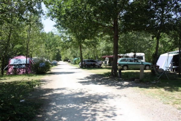 Emplacement : véhicule + tente ou caravane sans électricité 2/6 Pers. - Camping La Régate