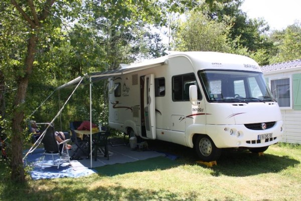 Forfait nuit étape : emplacement 1 véhicule + 1 caravane ou 1 tente ou 1 camping-car 1/2 Pers. - Camping La Régate