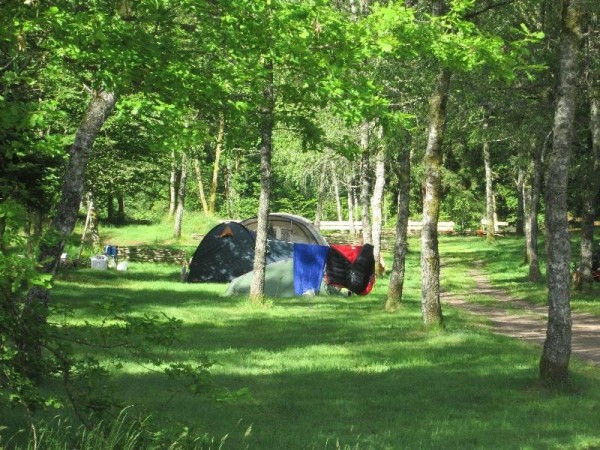 Package A: Pitch without electricity, 1 tent, caravan or motor home + vehicle parking 1/6 Ppl. - Camping du Mettey****