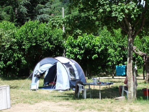 Emplacement tente ou caravane 2/6 Pers. - Camping du Pont de Mercier