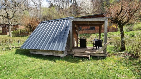 Wooden hut  9 m² (1 bedroom)+ sheltered terrace - without toilet blocks 2 Ppl. - Camping Les Vernières