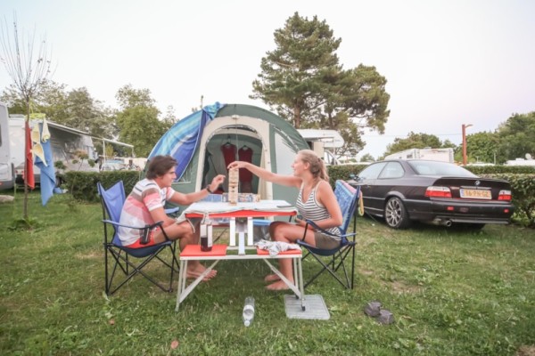 CONFORT Package (1 tent, caravan or motorhome / 1 car / electricity 6A) 2 Ppl. - Flower Camping Le Conleau
