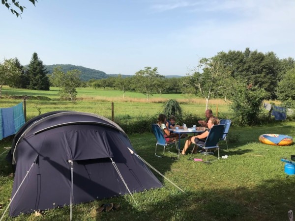 Emplacement tente/caravane/camping-car (inclus 2 pers.) 1/7 Pers. - Camping Le Mondou