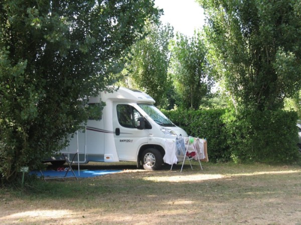 Comfort Package (1 tent, caravan or motorhome / 1 car / electricity 10A) 2/6 Ppl. - Flower Camping La Pointe du Talud
