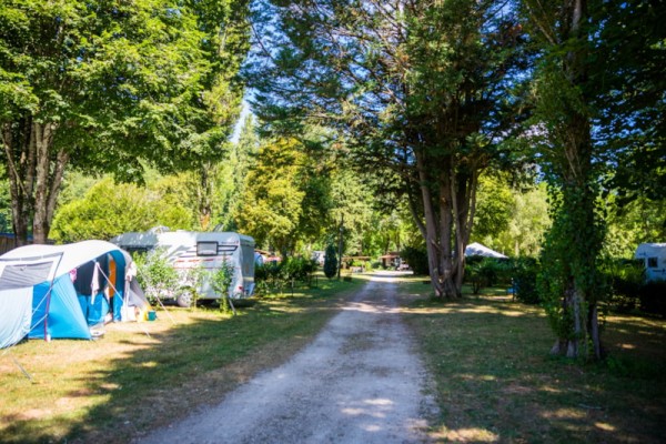 Emplacements  pour tente, caravane et camping-car avec électricité en option 1/6 Pers. - Camping d'Auberoche