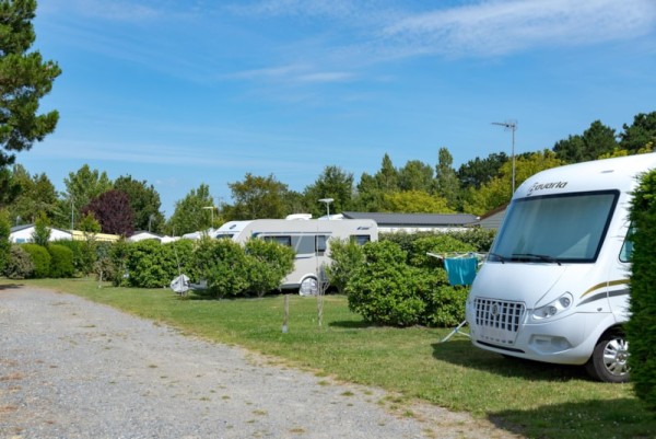 Pitch + 1 vehicle + 1 or 2 pers. 1/2 Ppl. - Camping de la Baie