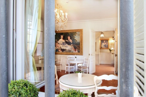 HÔTEL DES QUATRE-DAUPHINS