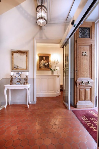 HÔTEL DES QUATRE-DAUPHINS