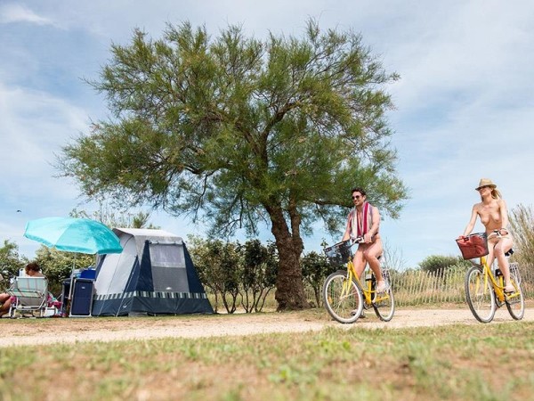 PLAGE Nature Pitch +/- 80m² + 1 vehicle + 10A electricity 1/2 Ppl. - Camping Le Serignan Plage Nature