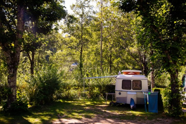 PREMIUM Pitch Lot Riverside : car + tent/caravan or camping-car + electricity 10A 2 Ppl. - Camping Qualité le Val de Saures