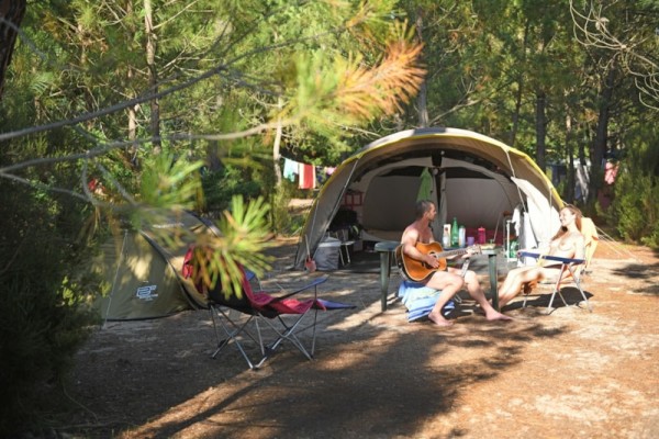 CLASSIC : Emplacement caravane ou camping car (5 à 6.50m) 2 Pers. - Euronat Village Naturiste